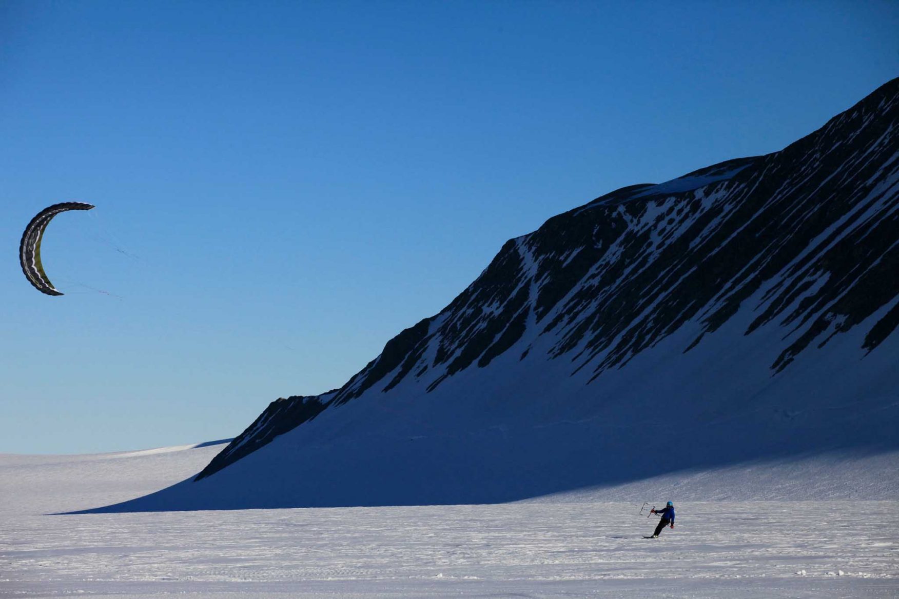 antarctic-expedition-kite-skiing